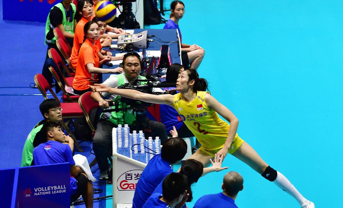 排球朱婷精彩瞬间,朱婷救球手腕受伤