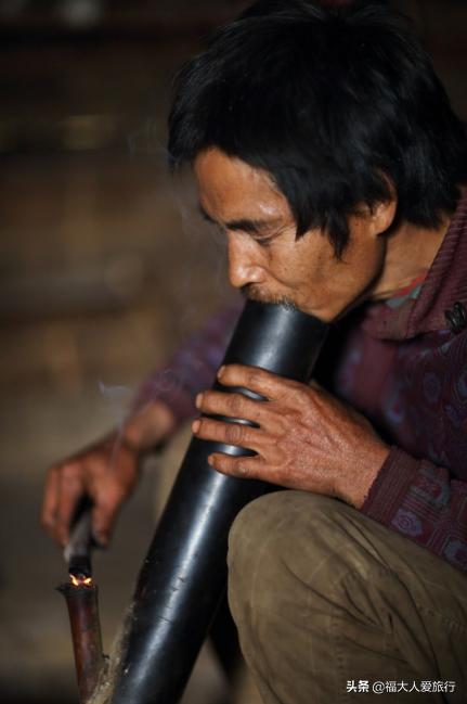 与中国人同源的跨境民族阿卡人:生活艰辛热情好客,劝酒功夫没丢
