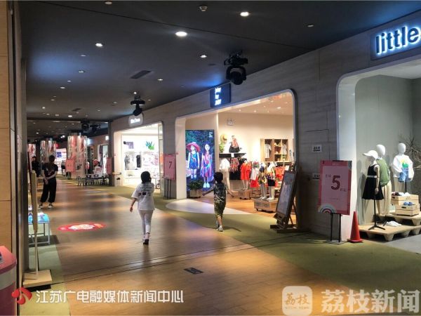 小孩在店里摔倒店里有责任吗,小孩在店内摔倒店家的责任