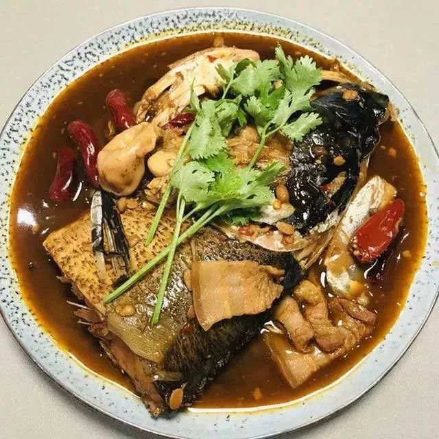 炖鱼的家常做法放什么菜好吃,家常炖鱼简单又好吃的做法