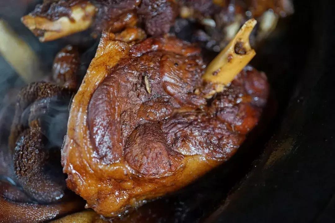 炕锅羊肉面最正宗做法,柴火灶大铁锅炖羊肉