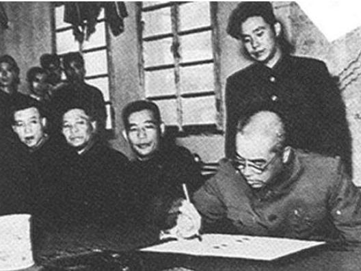 1952年彭老总回国治病，邓华上将为何说：粟裕任志愿军总司令