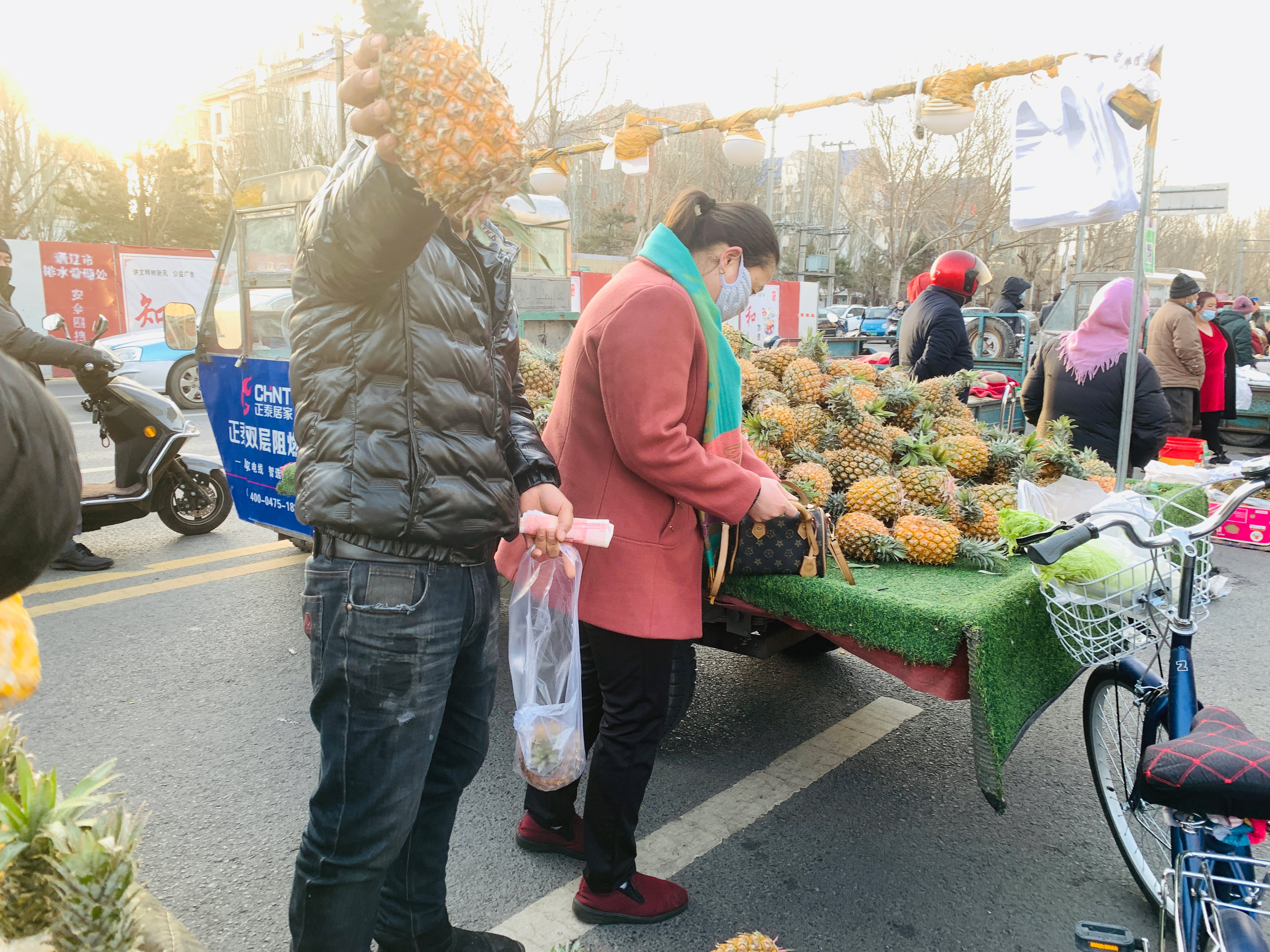 挑选菠萝什么样的又甜又好吃,怎么挑选菠萝又甜又不涩口