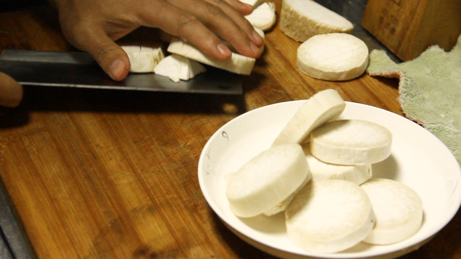 鸡翅根为什么做出来很腥,红烧鸡翅根做法味道超棒一看就会