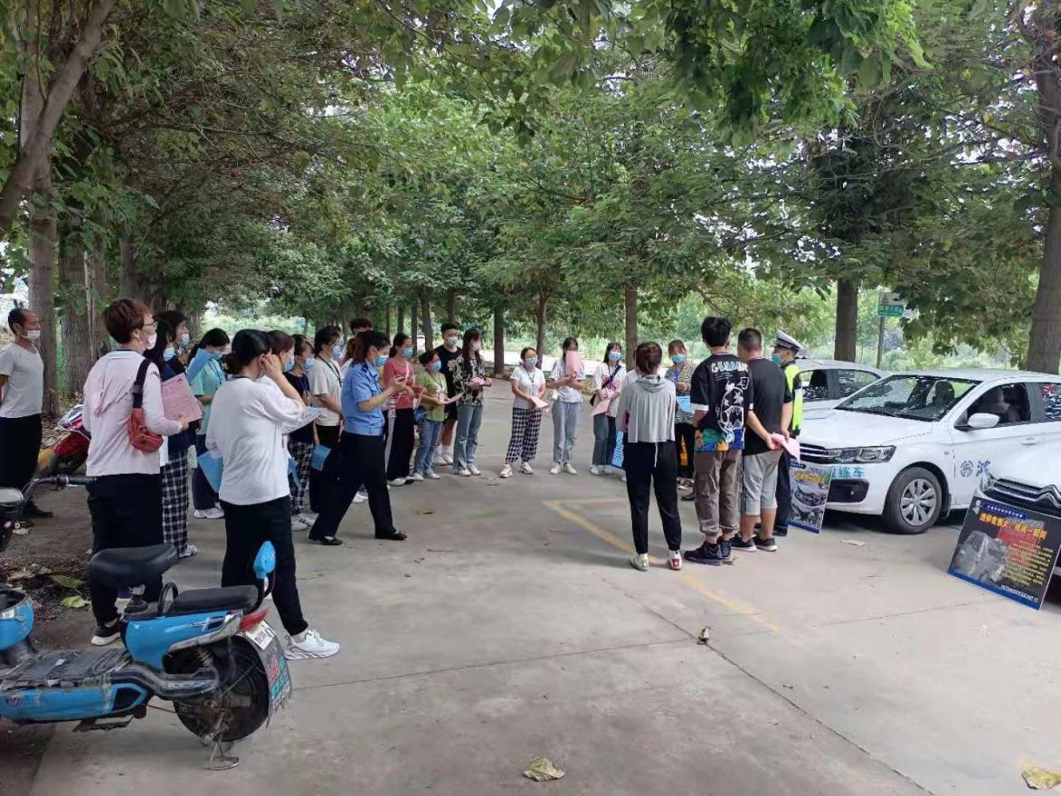 聚大荔·大荔鸿运驾校与城区交警中队开展交通安全进驾校宣传活动