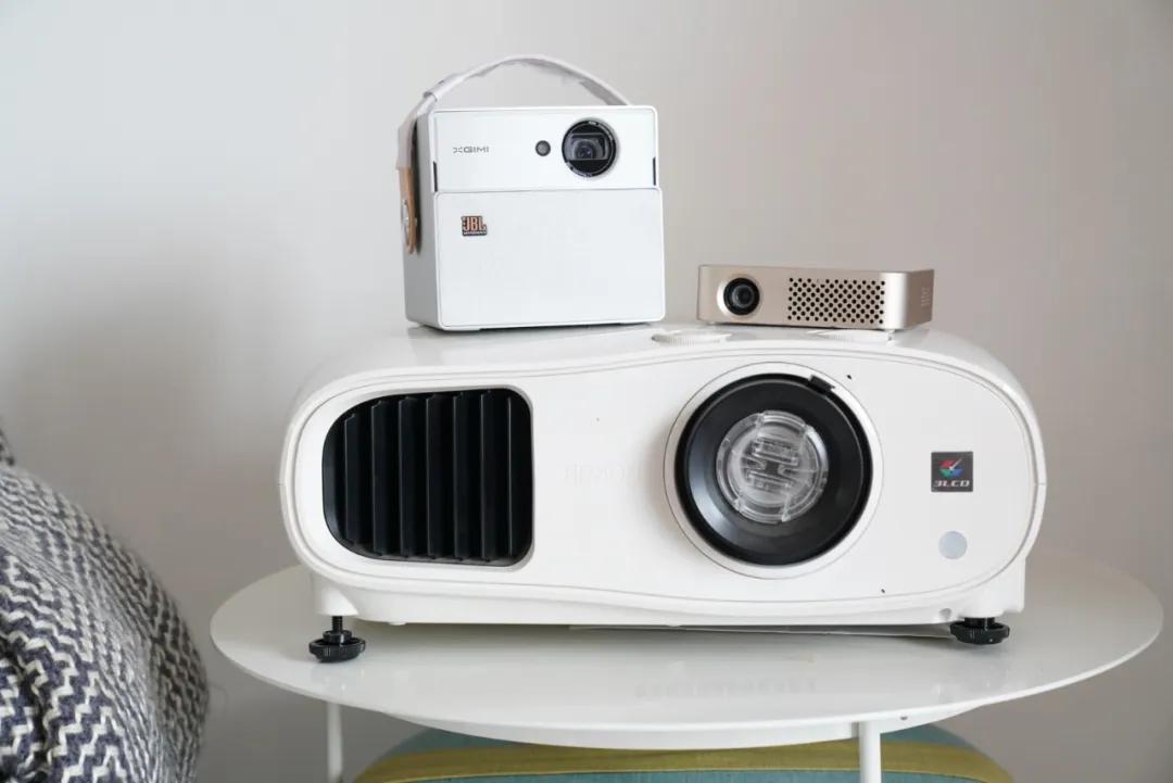 如何选择护眼投影仪,100寸电视和投影仪哪个好更护眼