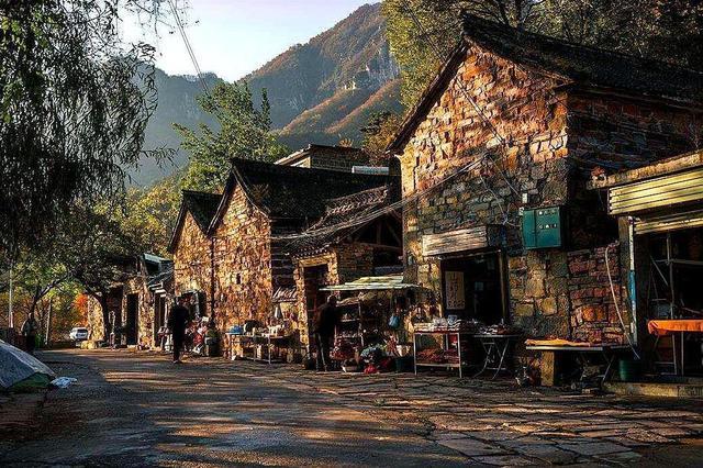 官方回应雪乡15元烤肠明码标价,郭亮村明码标价