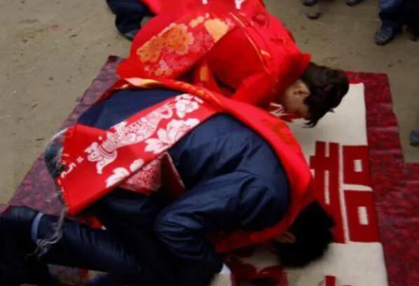 婚礼上飞来一只大鸟，新郎要将其大跑，来一道士让他跪下叫娘！