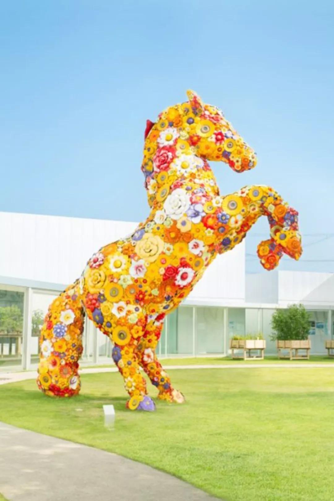 白天打卡33组奇妙的巨大装置，夜晚欣赏蓝色的光之海洋