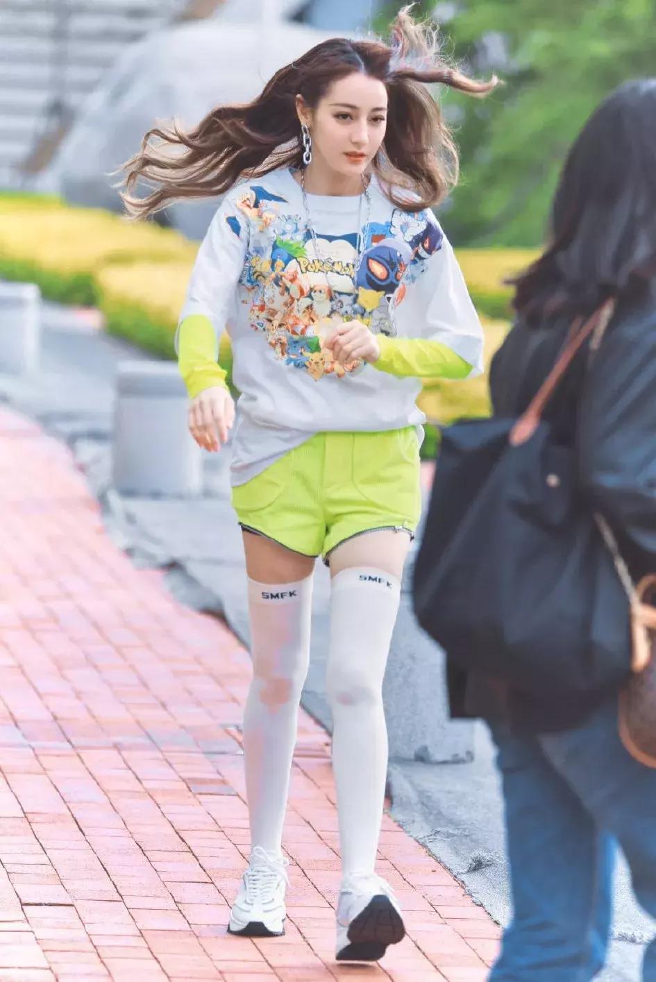 热巴当众撕衣服热舞,谁受得了