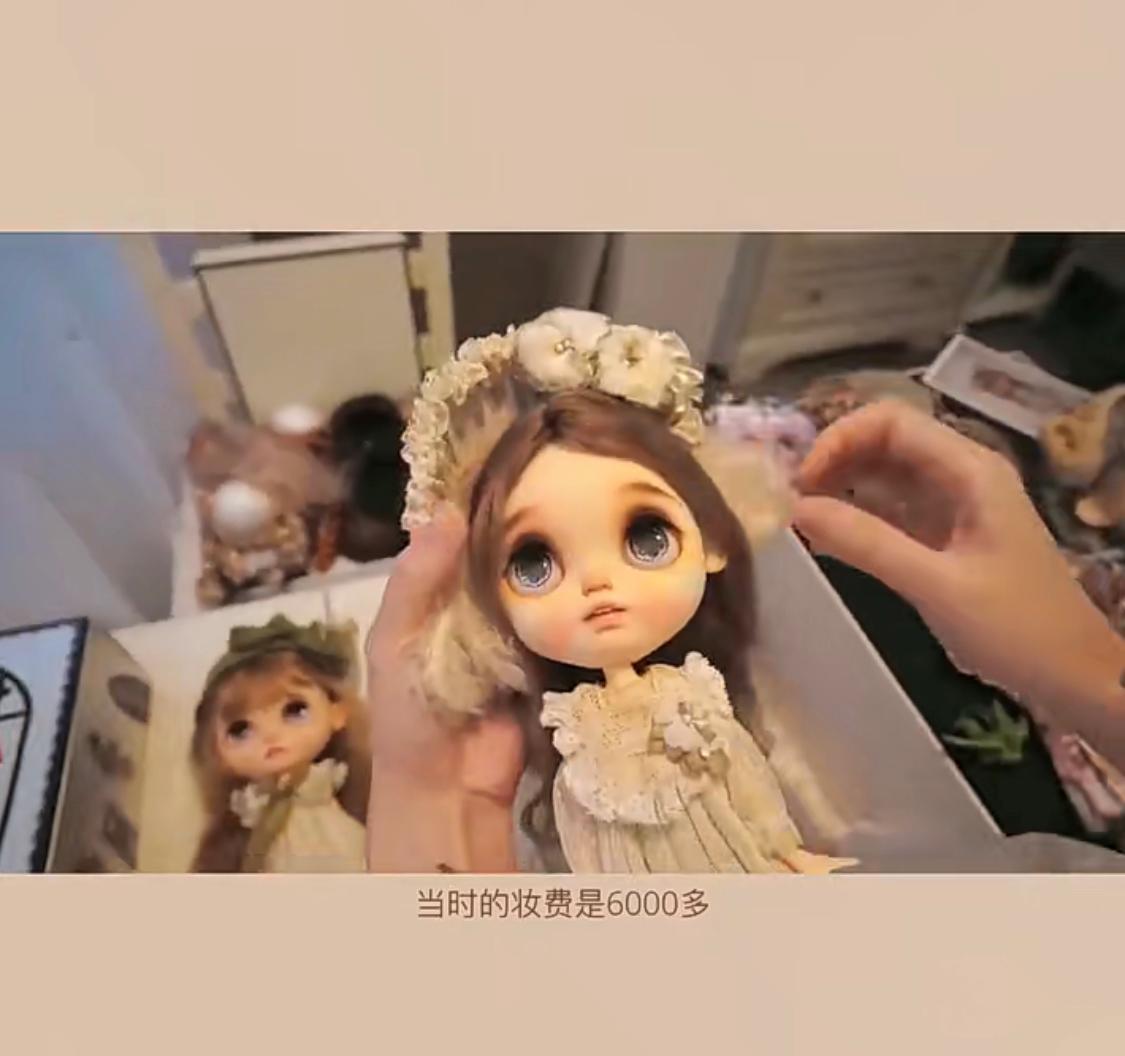 花8000买芭比娃娃,花1000多给手办买了件衣服