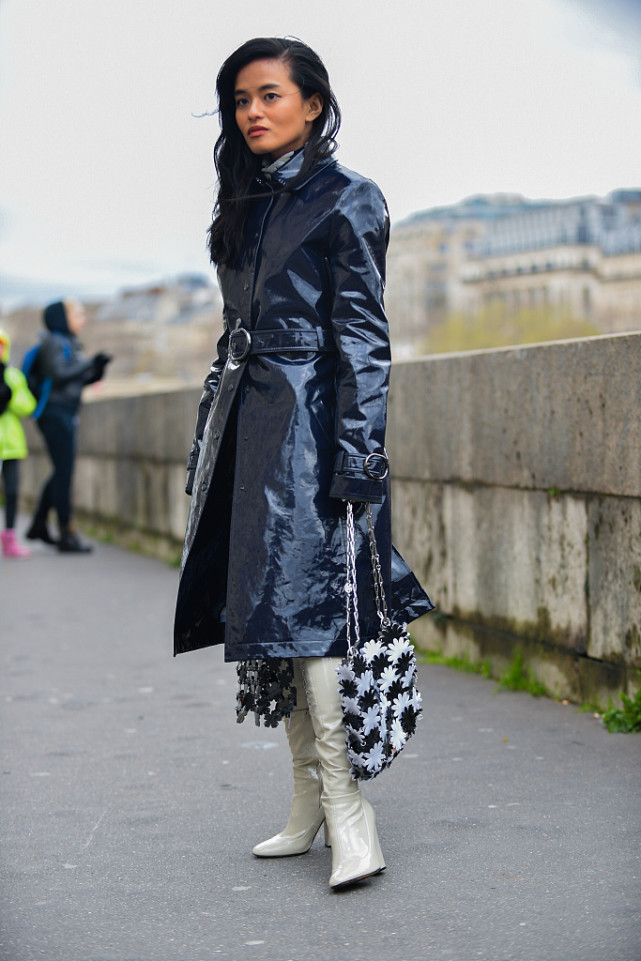 甜酷风女孩如何提升气质？不如试试闪亮的漆皮元素，时髦又酷炫