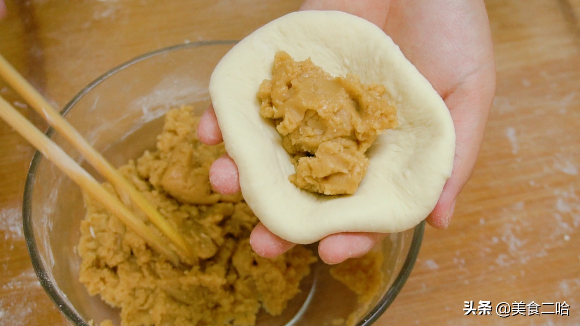 面点师饼皮酥脆的和面方法,面点师教你做油炸饼的视频教程