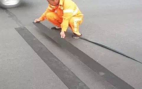 沥青道路裂缝修补每平米造价,公路沥青路面裂缝修补施工多少钱