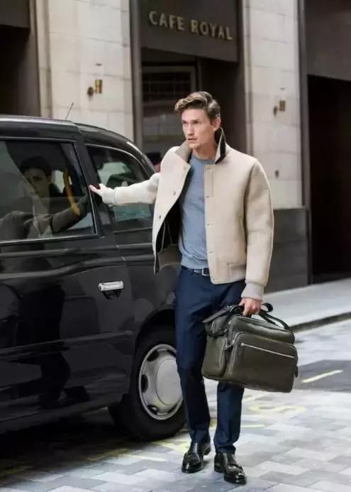 男士包搭配什么衣服好看,男士包包和服装搭配