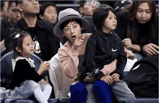 嗯哼空降《妻子3》，掉了一颗门牙还不认字，却会说“我收工了”