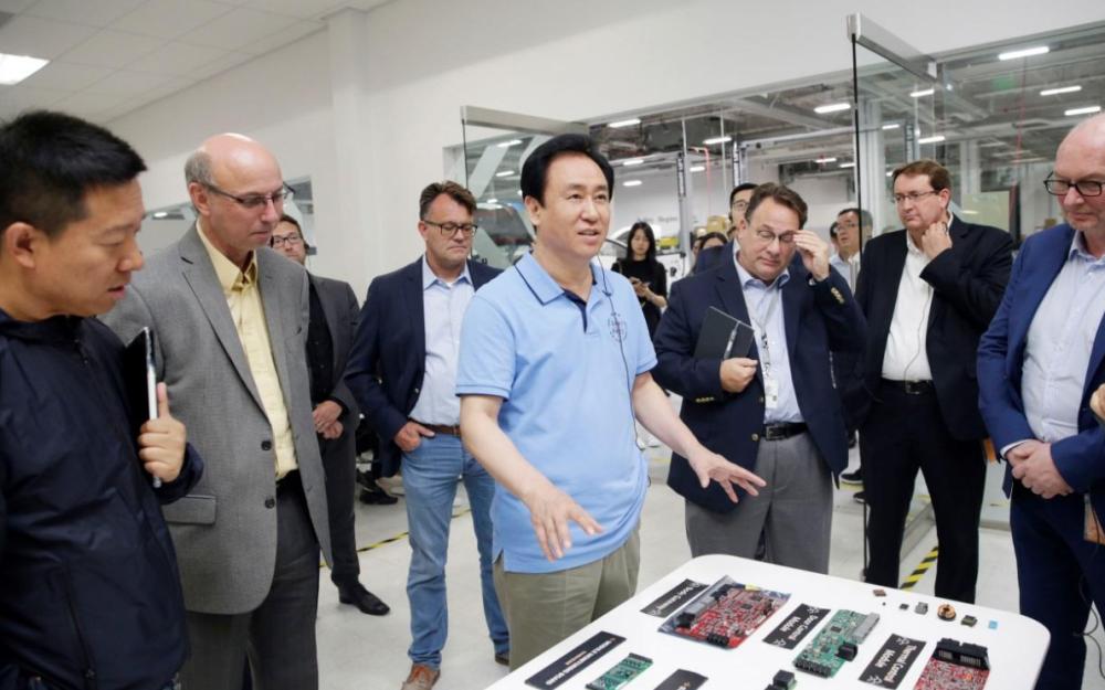 恒大债务缠身，马化腾拿出20.69亿元助攻，许家印好朋友马云呢？