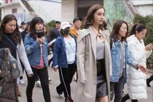 艺人助理有多累？圈内人：一男星出差3天带7双鞋！幕后团队皆不易