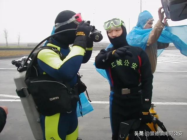 海边警察找到尸体,在水下找到人的尸体