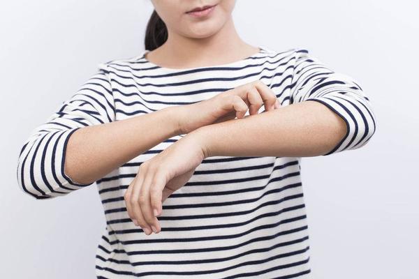 脖子上有小红点是不是与肝有关啊,皮肤上的小红点是肝不好的表现吗