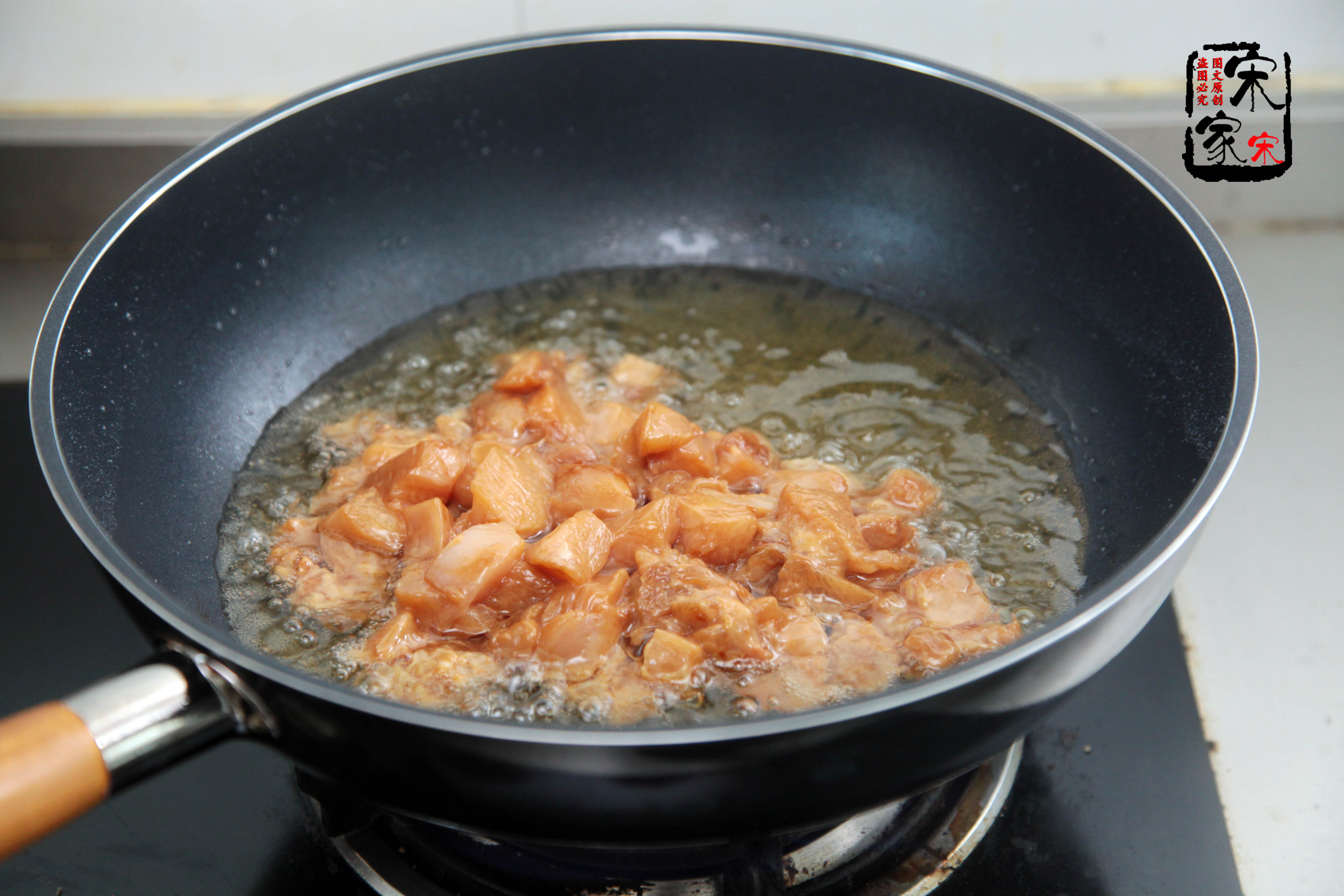 鸡胸肉这样做才好吃不炒不油炸,炒鸡胸肉丁嫩而不柴的诀窍