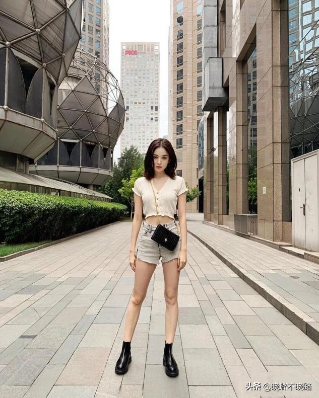 人人都有的牛仔裤怎么穿才时髦,每个人必备的牛仔裤