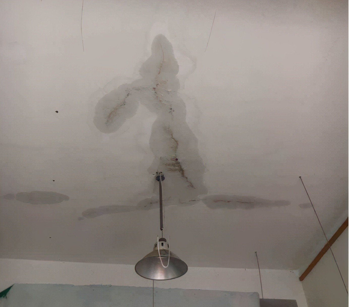 天花板掉皮解决方案,天花板掉皮可以贴什么处理