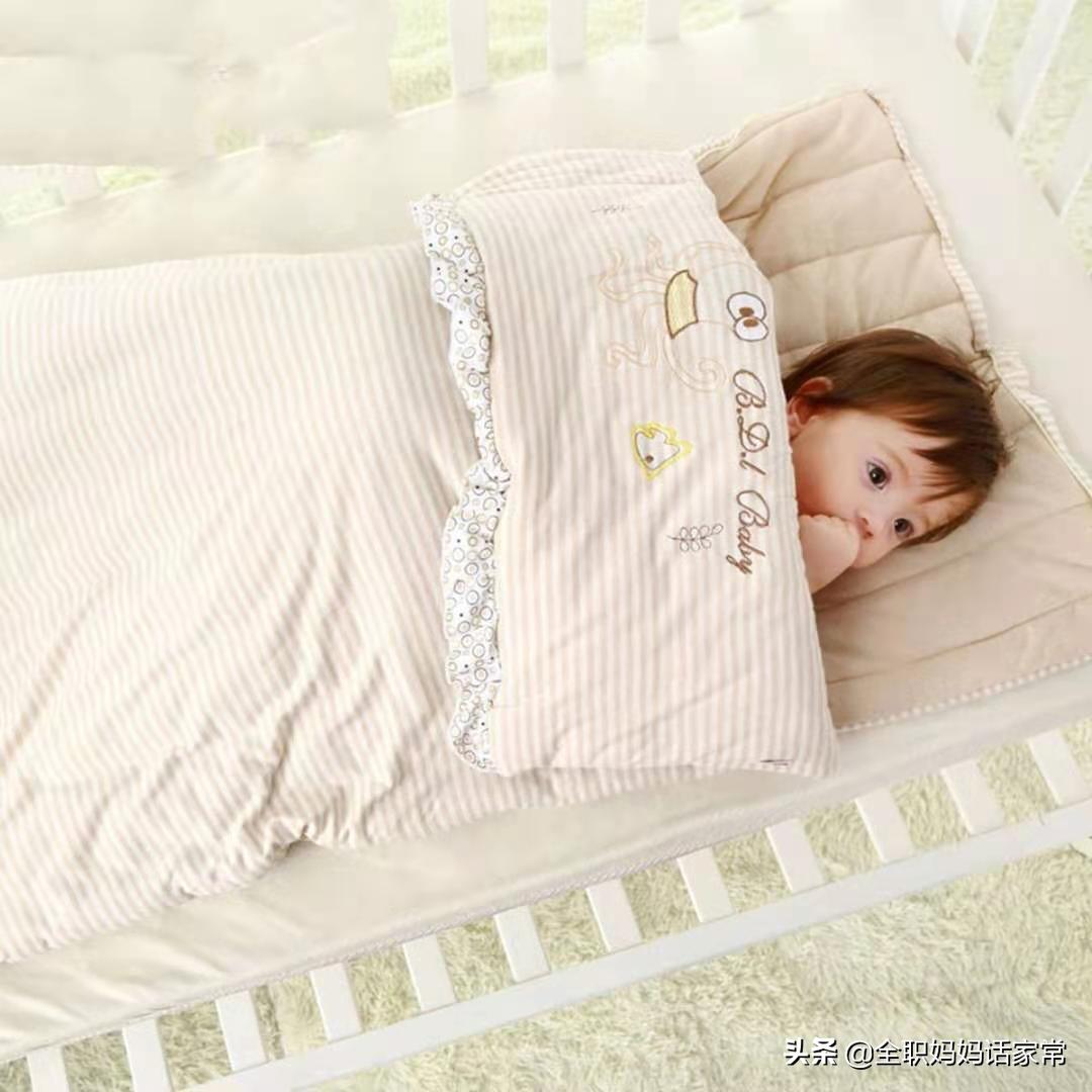 四个月宝宝冬天睡觉穿衣服吗,宝宝冬天穿衣服睡觉要盖被子吗