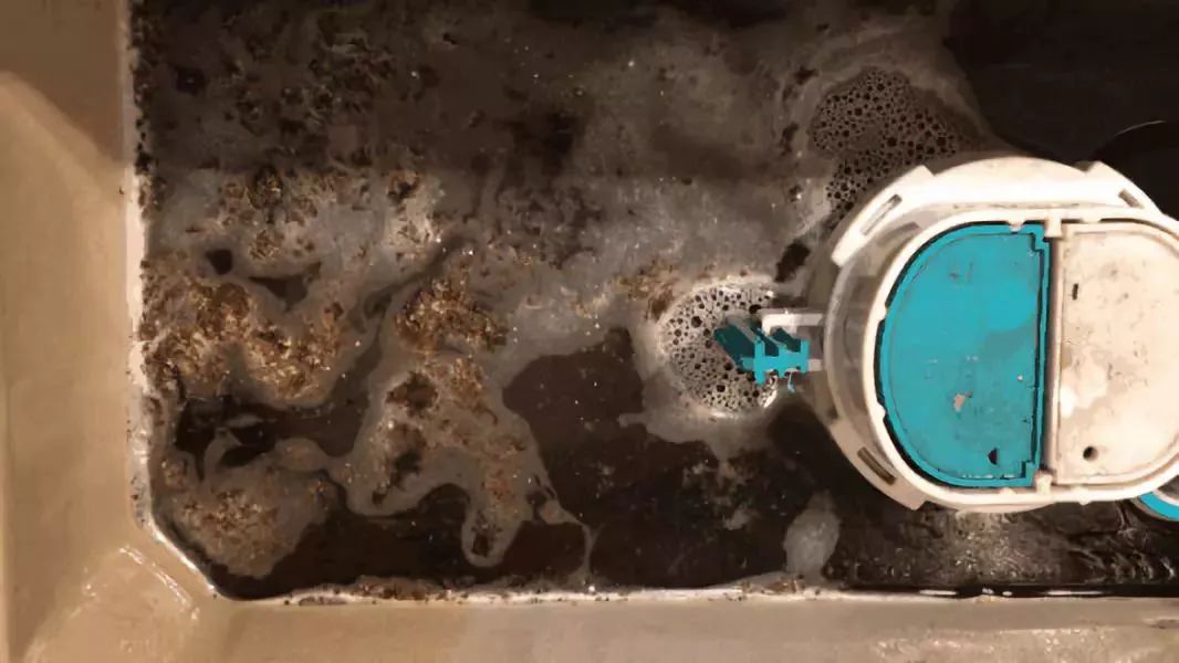 洁厕灵清洗马桶顽固污垢,用什么洁厕可以去除马桶陈年污垢