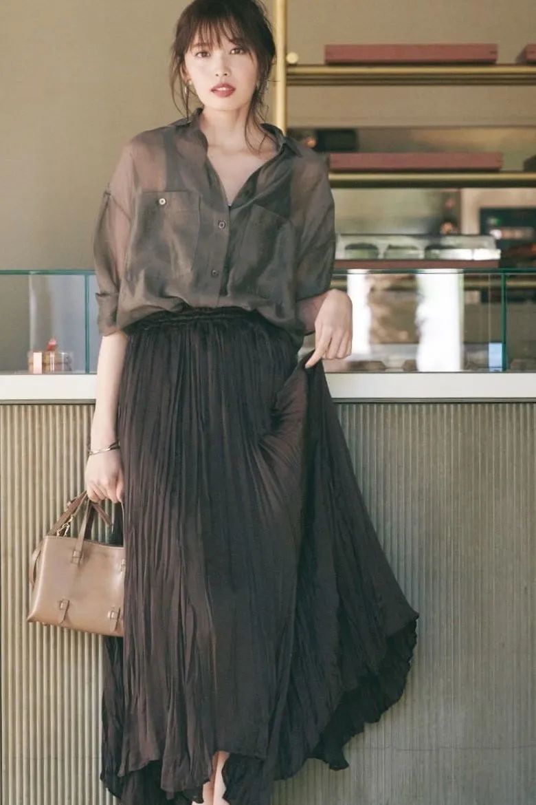 今年流行的衬衫带字母,今年流行衬衫长款花色