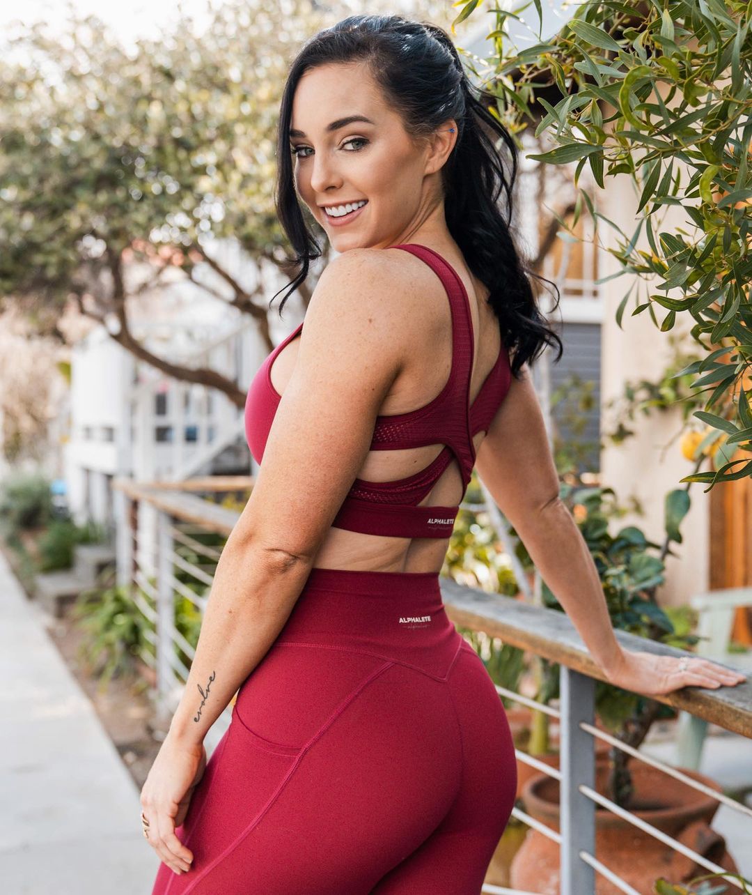 马甲线，前凸后翘，7岁接触健身，大学毕业后获得多次比基尼冠军