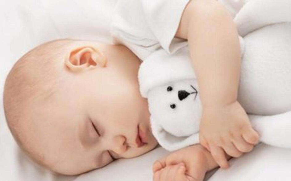 宝宝突然夜里不好哄睡,新生儿半夜闹觉大哭怎么都哄不住