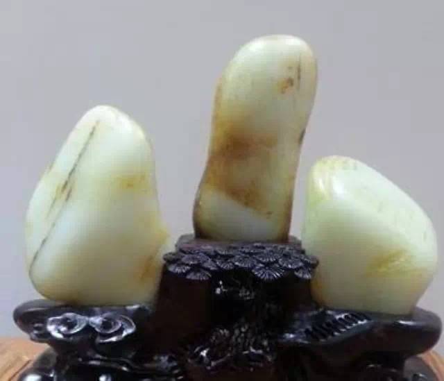 和田白玉和青海白玉的区别手镯,和田青白玉原石的鉴别方法