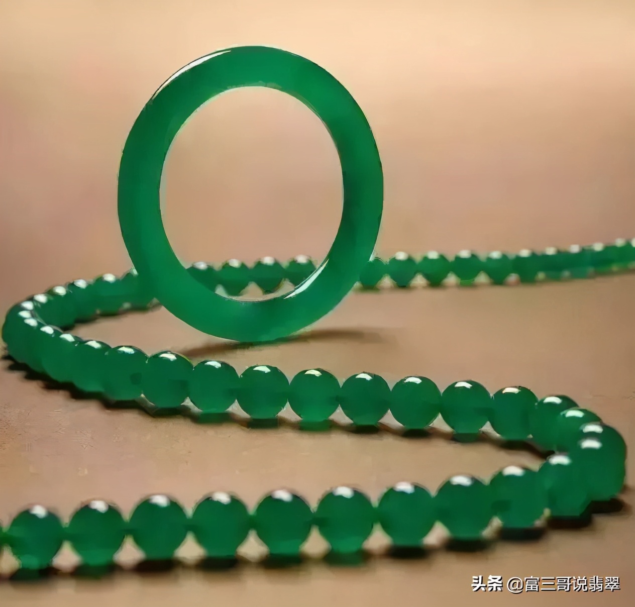 一条翡翠链子价格,一条深色翡翠珠链大概要多少钱