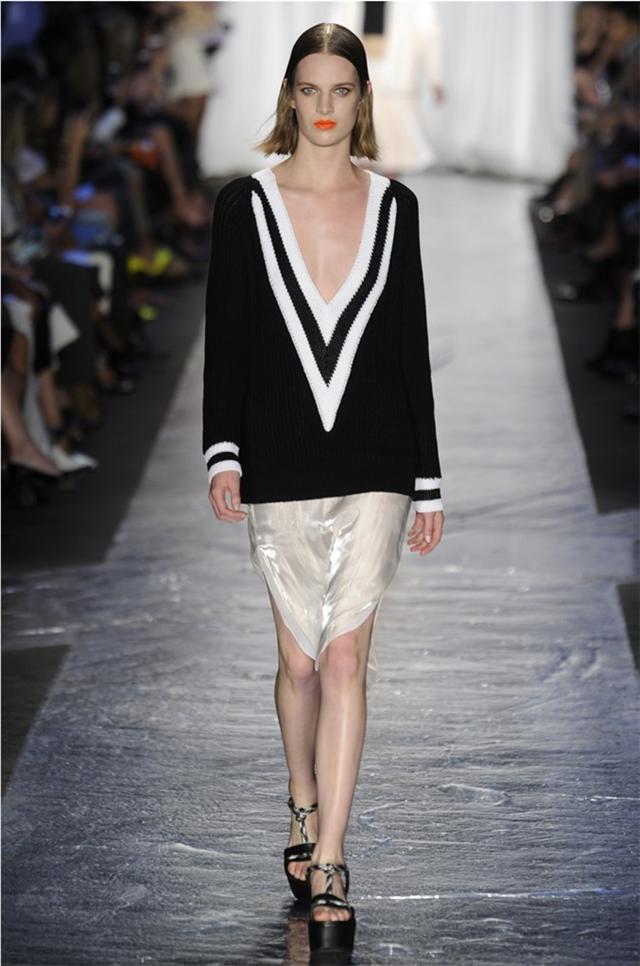 秋冬v领毛衣怎么搭配好看,什么颜色的v领毛衣比较百搭