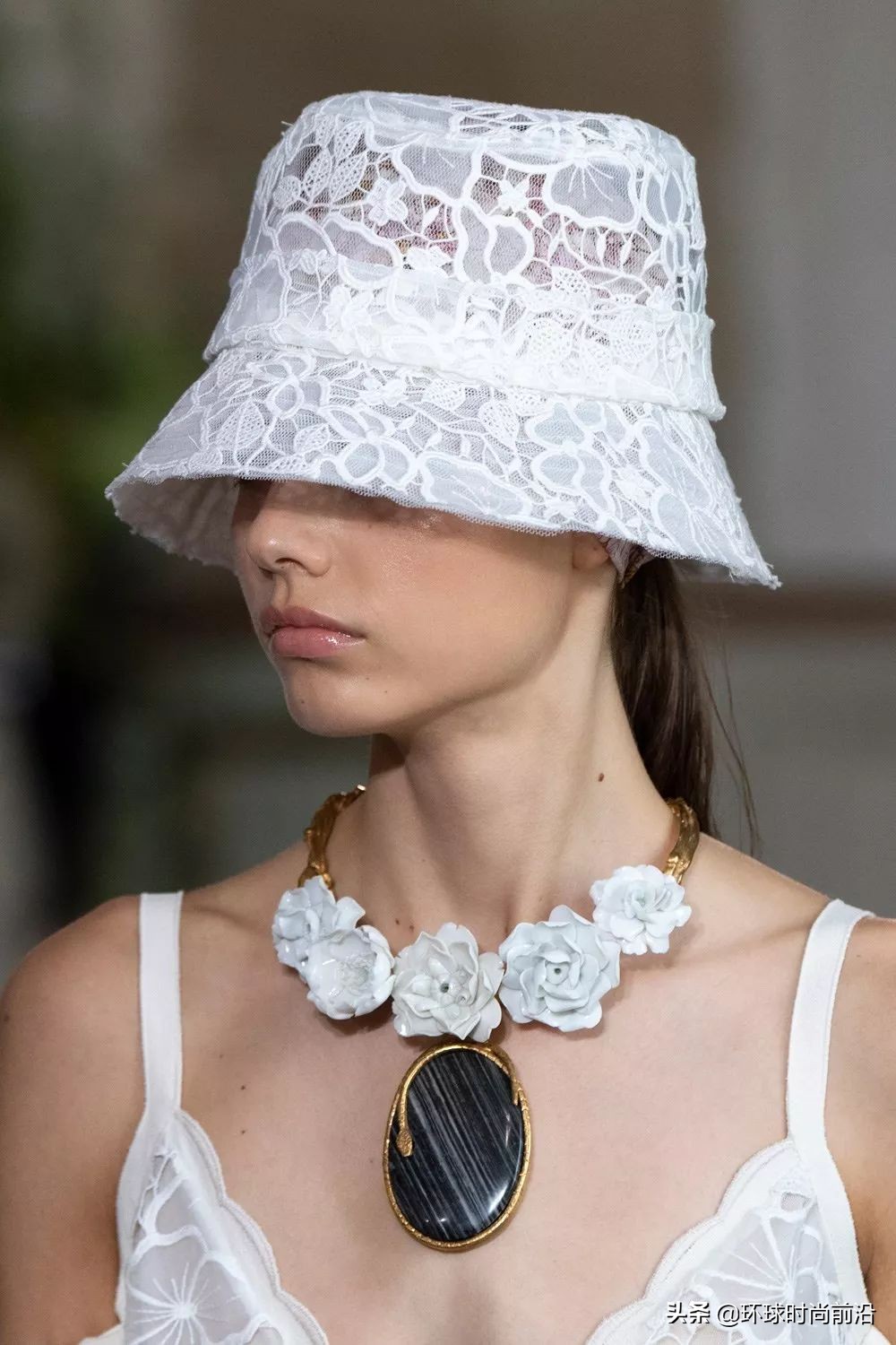 适合冬季脸大显脸小的帽子 (大圆脸适合什么帽子秋冬)