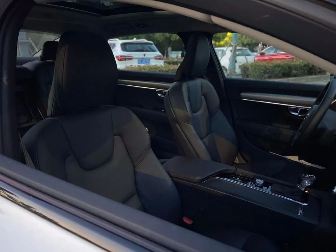 沃尔沃s90智逸豪华2022款使用说明,沃尔沃s90t8混动版2022款缺陷