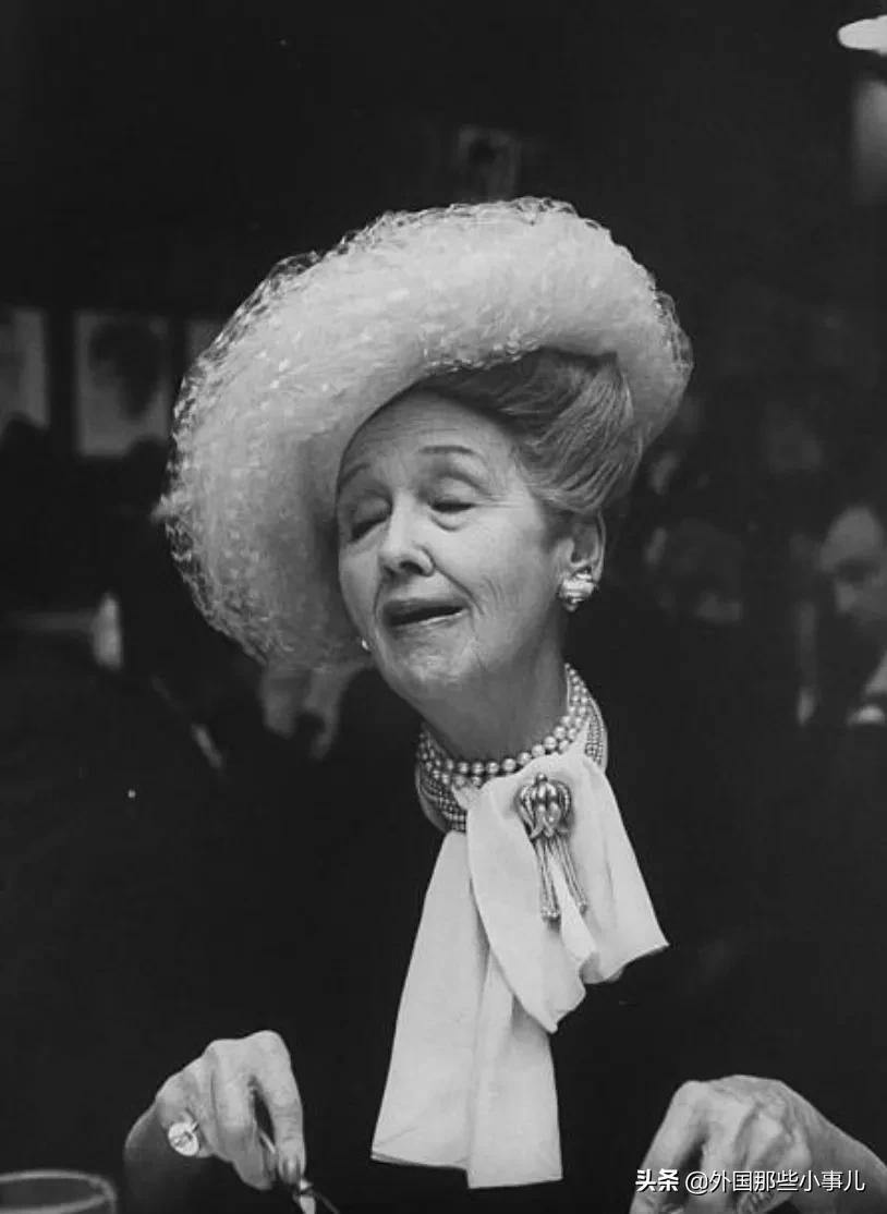 伊丽莎白·泰勒传奇一生,伊丽莎白泰勒一生八段婚姻