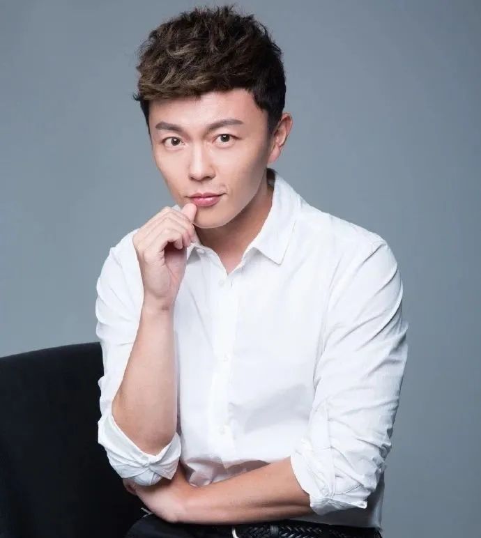 一代童星没落史:李连杰接班人谢苗翻红艰难,悄悄娶回仙3圣姑