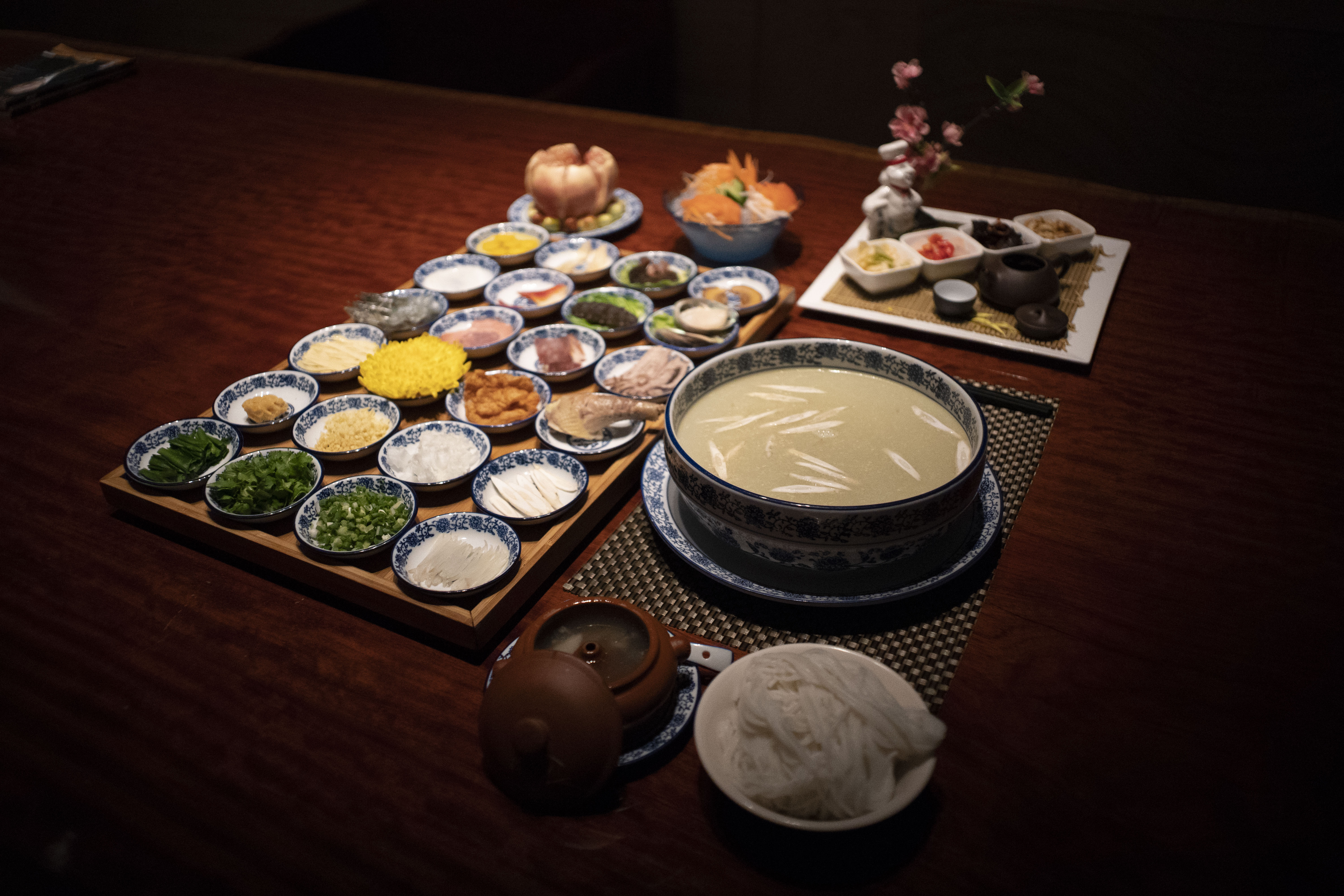 云南过桥米线上瘾,云南过桥米线吃起来的感觉