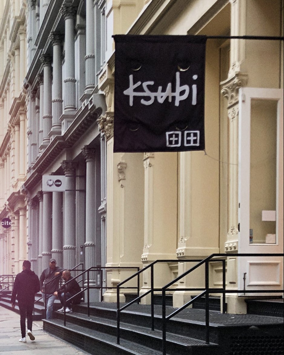 「+」「+」读作“KSUBI”的街头风向标，到底什么来头？