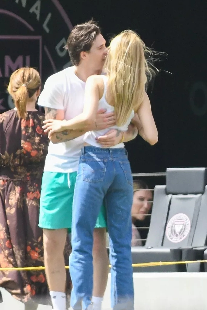 小贝夫妇秀恩爱,小贝夫妻宠爱大儿子