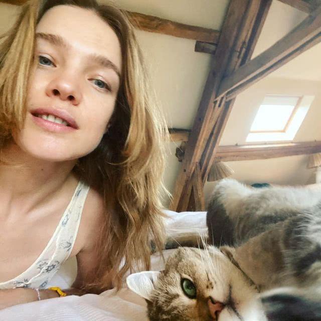 38岁LV太子妃情商高！和准婆婆合照自己素颜当陪衬，老公咋不爱？