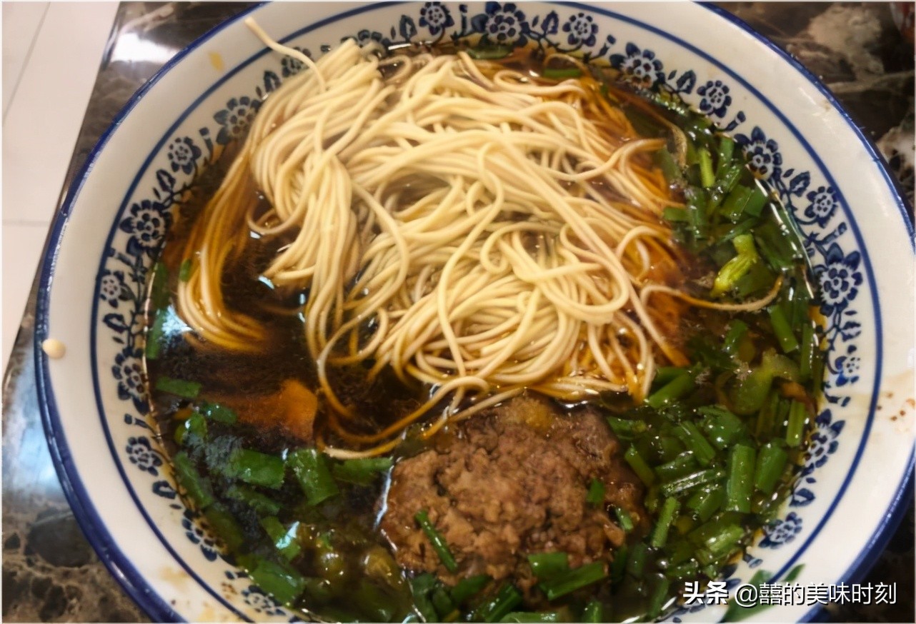 镇江这家店太豪横,只收现金,肉圆面13元一碗靠抢,3小时卖光