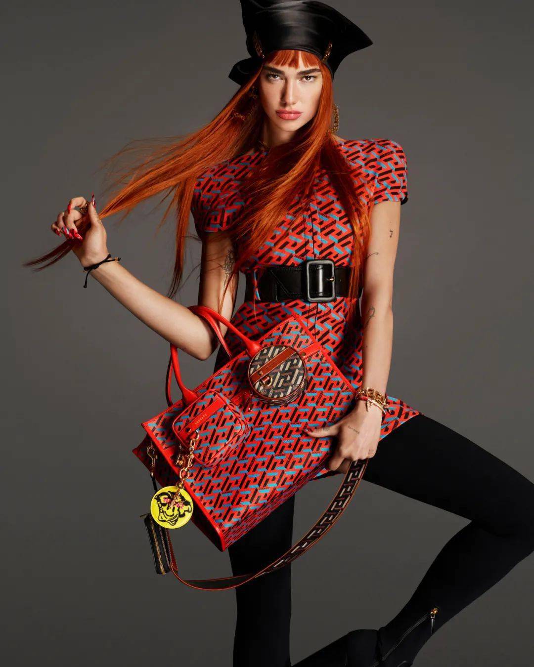 献礼影片《革命者》《1921》上映、菲拉格慕发布2021冬季系列...