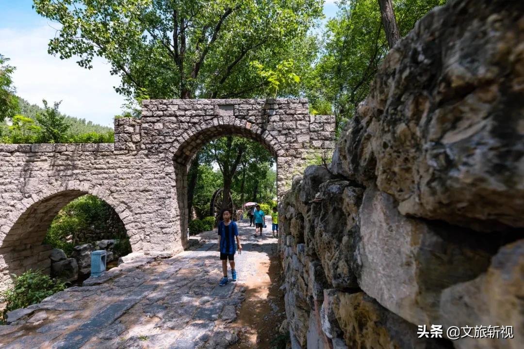 十年后再次走进朱家峪，被村里的几个摊煎饼的大妈纠缠着买煎饼