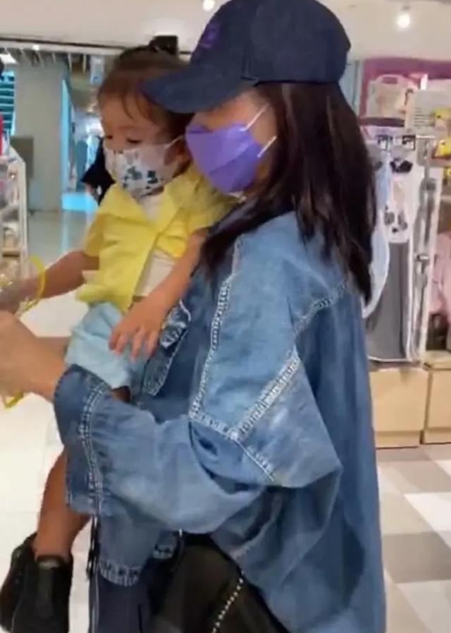 张柏芝三胎儿子正面照,最近张柏芝三胎儿子的照片