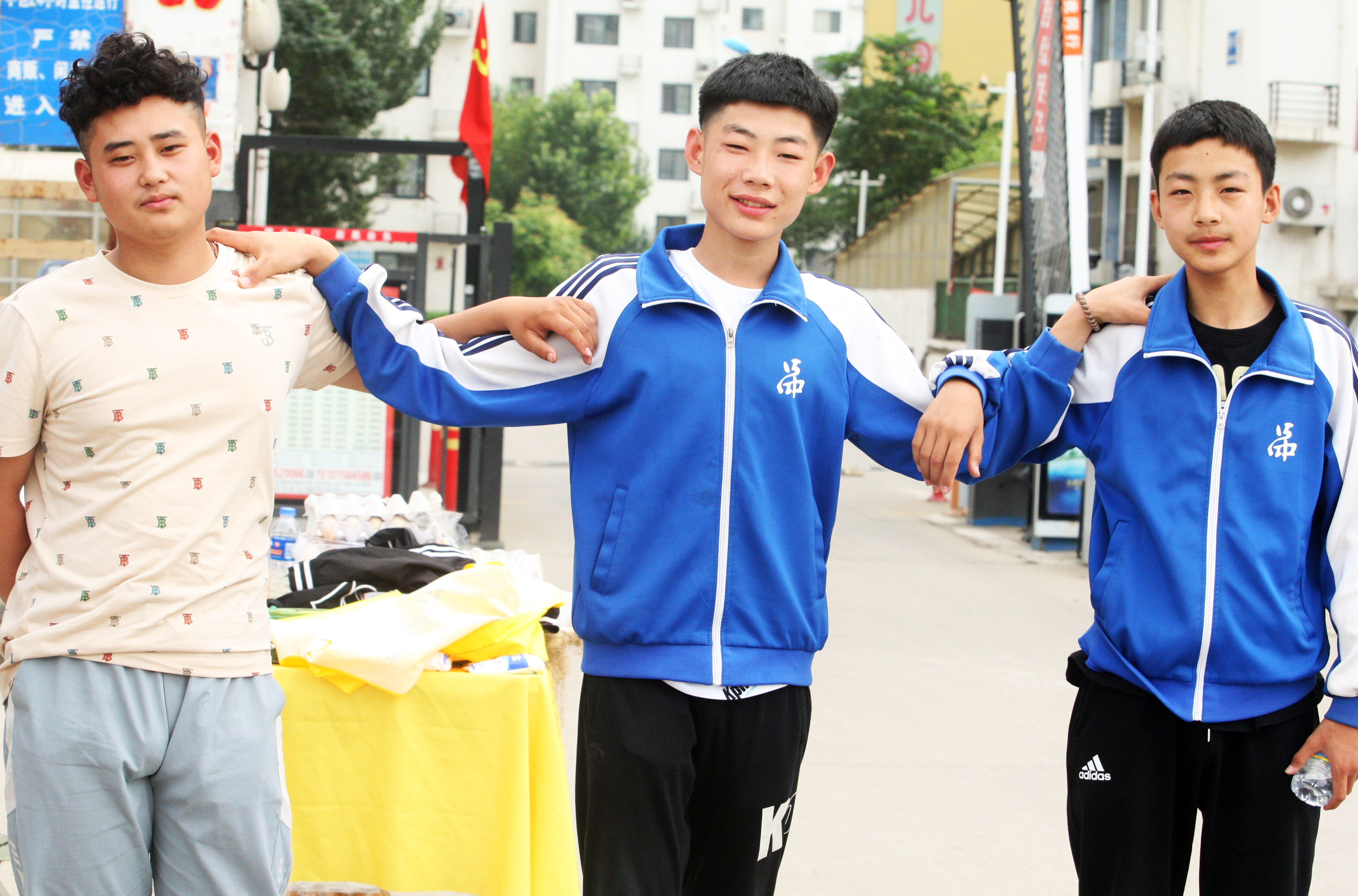 凌晨赶海被海浪卷走,凌晨去赶海发现风浪中有人在挣扎