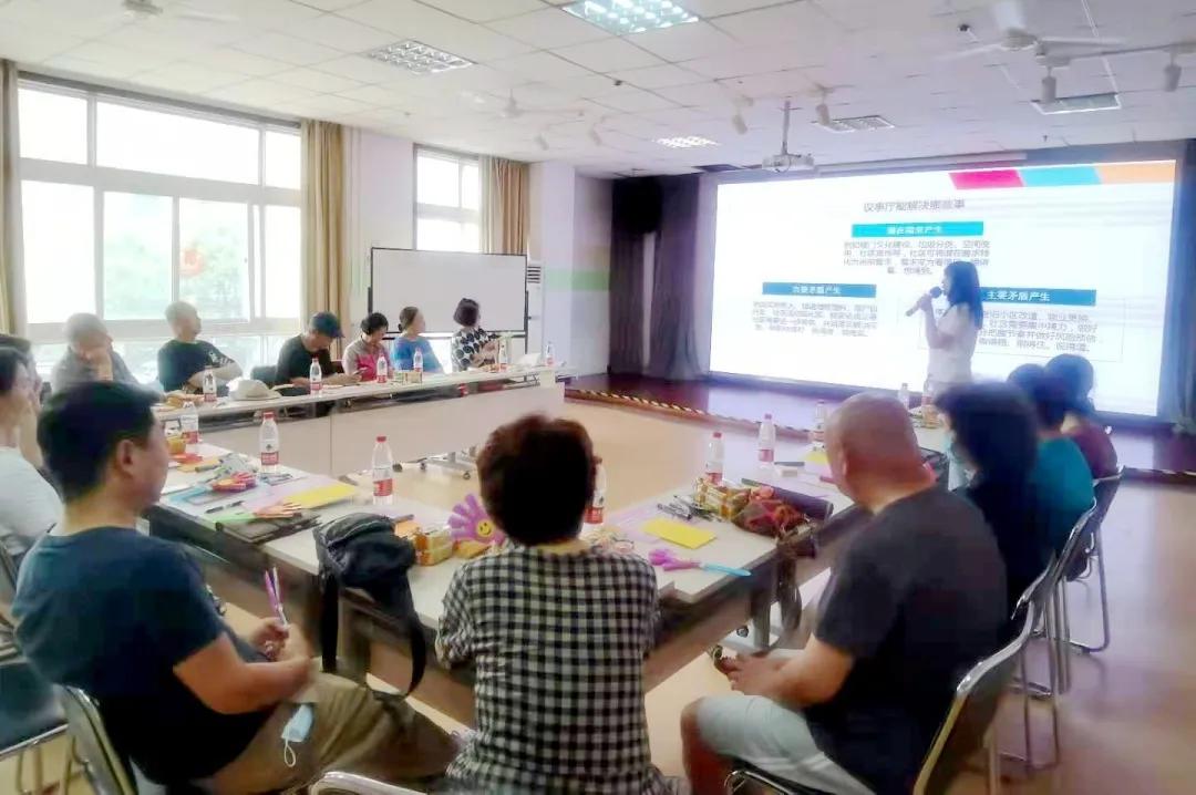 我为群众办实事维修自来水管道,修缮路灯办实事点亮居民放心路