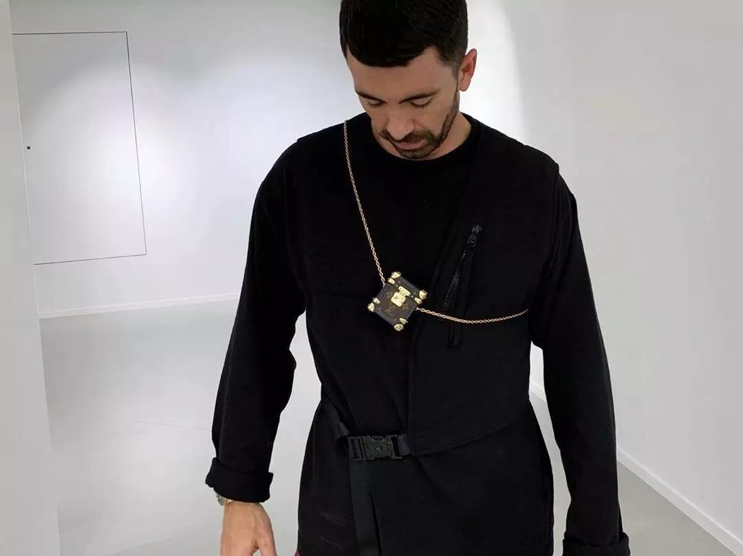 大饰所趋？不，现在时尚圈流行迷你套，连李佳琦都带货了